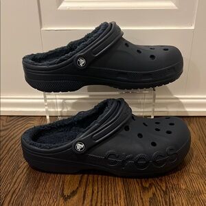 Men’s NWOT navy blue fleece lined crocs, size 9